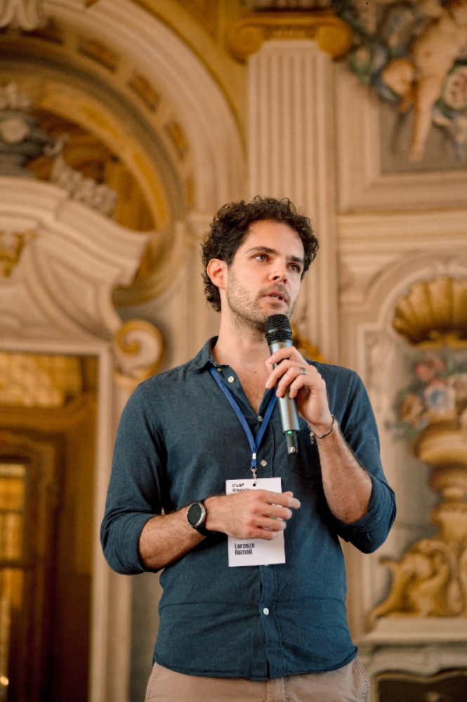 Lorenzo Romoli sul palco durante un evento di Club Silencio, microfono in mano